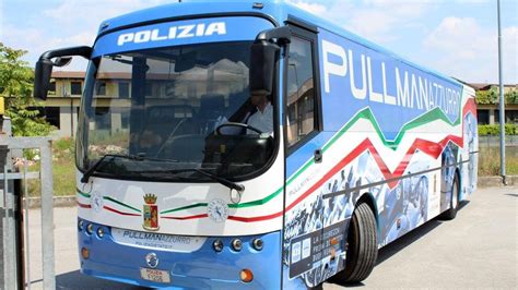 Il Pullman Azzurro della Polizia di Stato parcheggiato nella piazza centrale di Colico durante l'evento di sensibilizzazione
