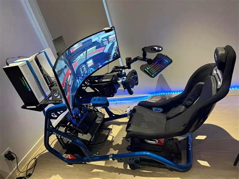 Un partecipante che utilizza il simulatore di guida virtuale sotto la supervisione di un agente della Polizia Stradale
