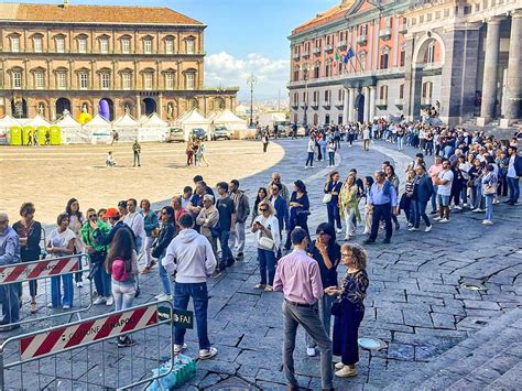 Un folto gruppo di residenti e turisti in Piazza Garibaldi durante l'evento informativo