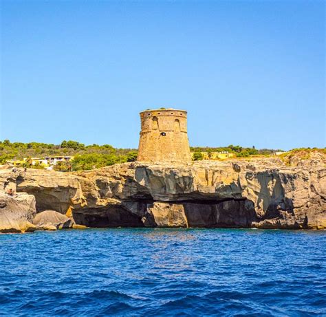 dettaglio architettonico della storica Torre Miggiano che sovrasta la scogliera