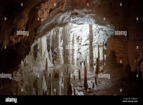 Stalattiti e stalagmiti all'interno delle Grotte di Frasassi