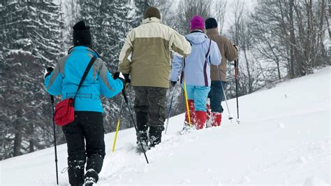 Famiglia che fa ciaspolate nella neve
