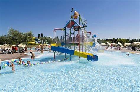 Interno del centro acquatico AcquaIN con piscine e scivoli
