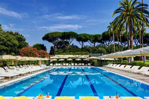 Piscina stagionale all'aperto circondata dal verde della struttura