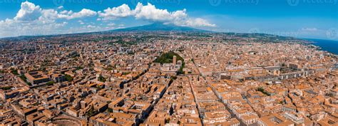 Veduta aerea di Catania con l'Etna sullo sfondo