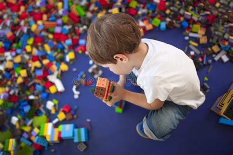 bambino che costruisce un orologio di cartone
