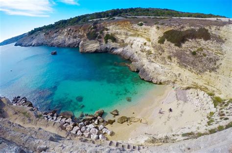 Baia di Porto Miggiano con rocce dorate