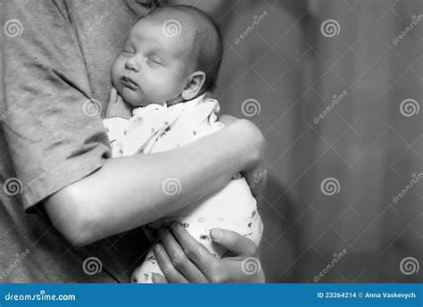 Genitore che abbraccia bambino