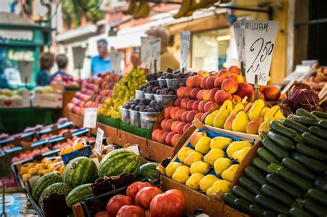 Mercato locale con prodotti tipici e artigianato