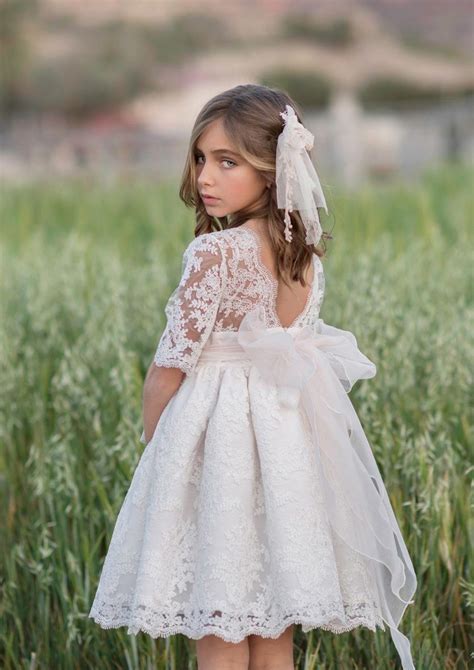 Bambina con abito e accessori per la Prima Comunione