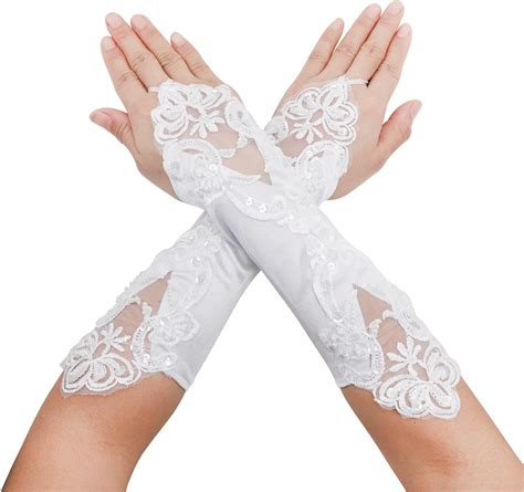 Bambina con guanti di pizzo per la Comunione