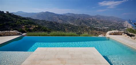 Piscina a sfioro con vista mare