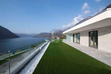 Architettura moderna e sostenibile a Colico con vista lago