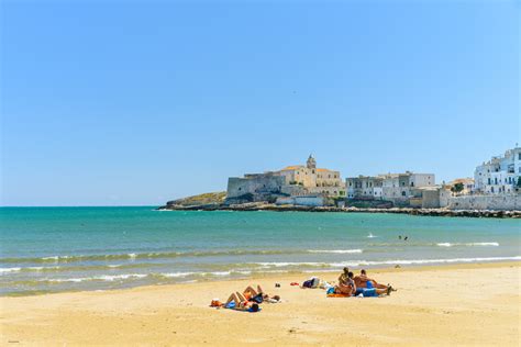 Spiaggia di Vieste con bambini che giocano
