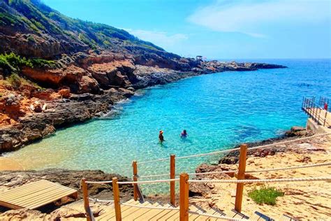 Caletta rocciosa nelle Isole Tremiti con acqua cristallina
