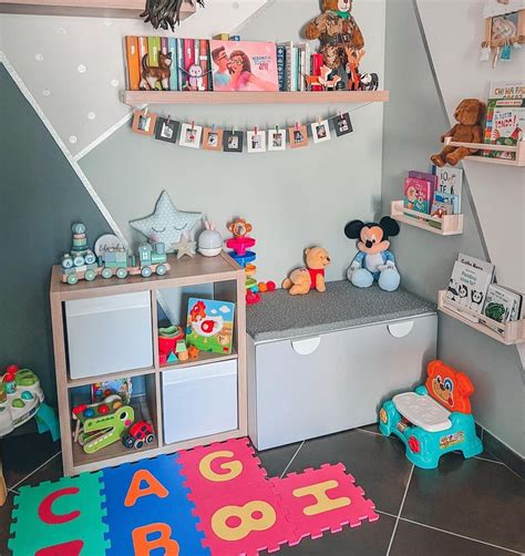 Esempio di arredo modulare per un angolo gioco interno