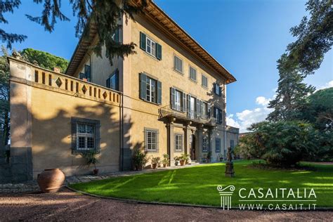 Veduta architettonica d'insieme di una villa storica con parco circostante