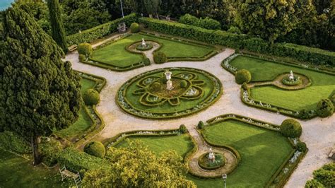 Dettaglio di un giardino all'italiana progettato nel Novecento