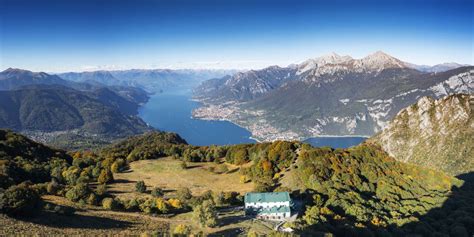 Veduta panoramica del Lago di Como con architetture storiche in primo piano