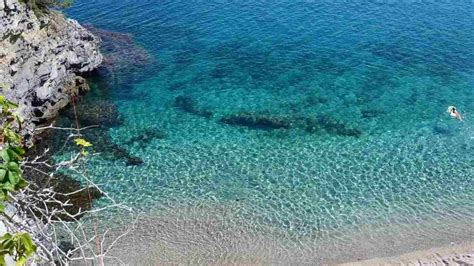 Panorama costiero di Ischia con il mare cristallino