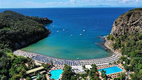 La Baia di San Montano con il Fungo di Tufo