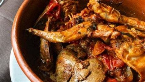 Un piatto tipico di coniglio all'ischitana servito in una trattoria locale