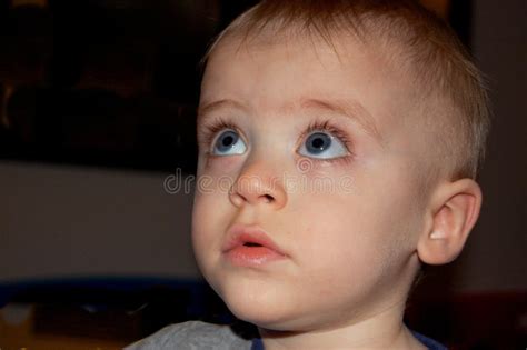 Bambino con sguardo intenso