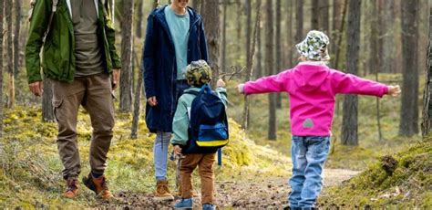 Famiglia che interagisce con un bambino in modo positivo