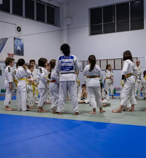 Bambini che praticano Judo su un tatami professionale