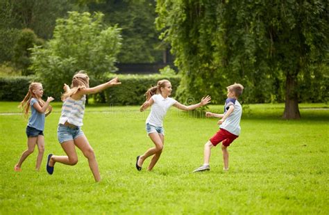 Bambini che giocano all'aperto in un clima mite
