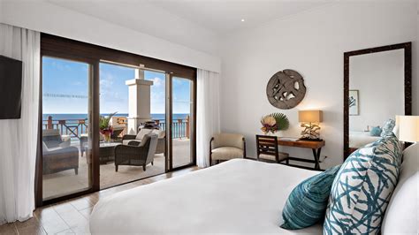 Dettaglio di una suite elegante con balcone affacciato sul mare cristallino del Salento