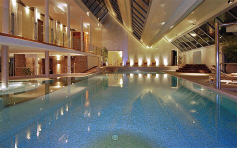 Interno di una moderna spa termale con acqua solfurea e luci soffuse