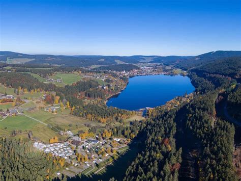 Lago Titisee con le imbarcazioni a forma di ciambella