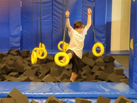 Interno di Fundorena: trampolini e percorsi avventura per bambini