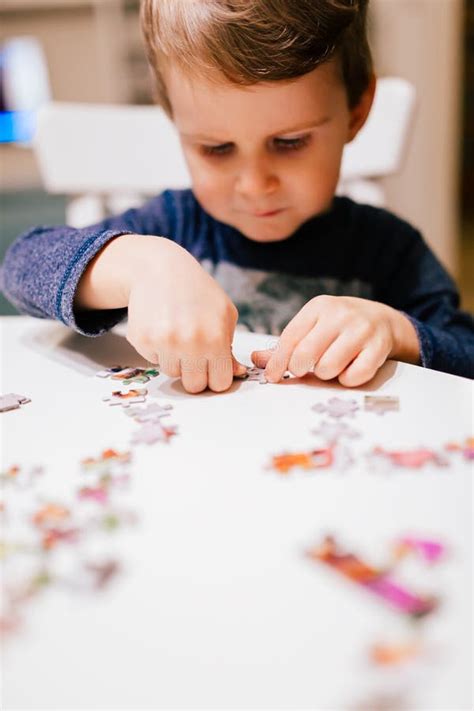 Bambino che risolve un puzzle complesso