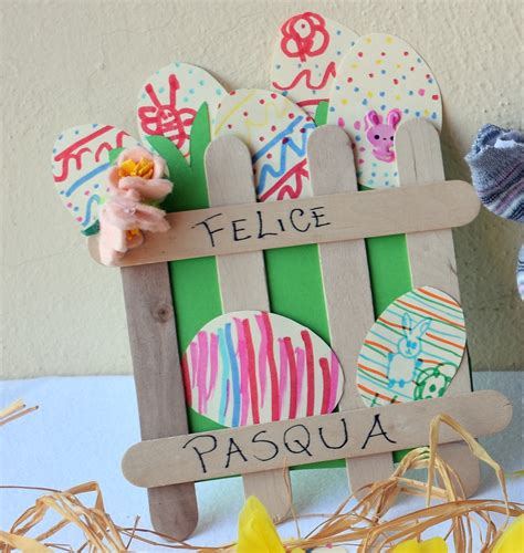 bambini che realizzano lavoretti pasquali a tema religioso