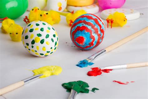 uova di pasqua decorate con colori acrilici