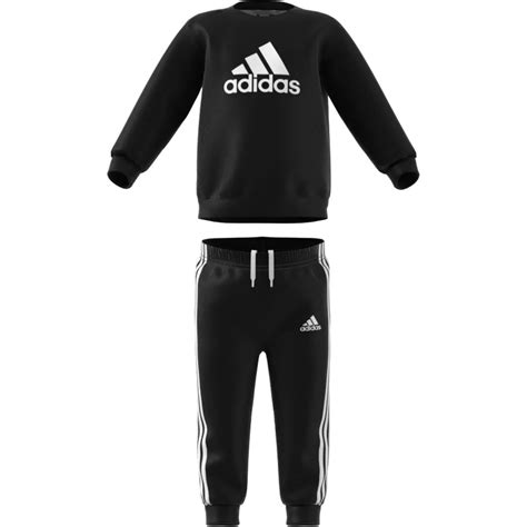 Bambina che indossa un completo sportivo Adidas in un parco giochi