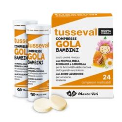 Bambino che riceve un rimedio naturale per la gola