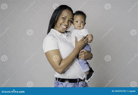 Donna africana che tiene il bambino in posizione per l'eliminazione
