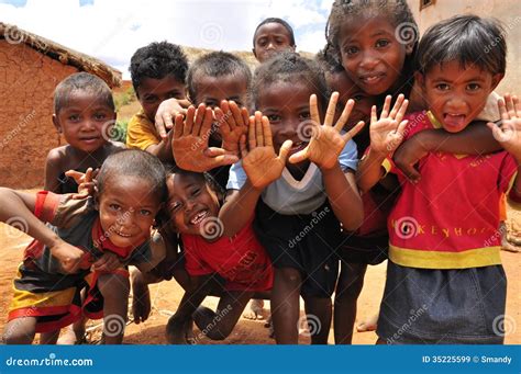 Bambini africani che imparano giocando in gruppo