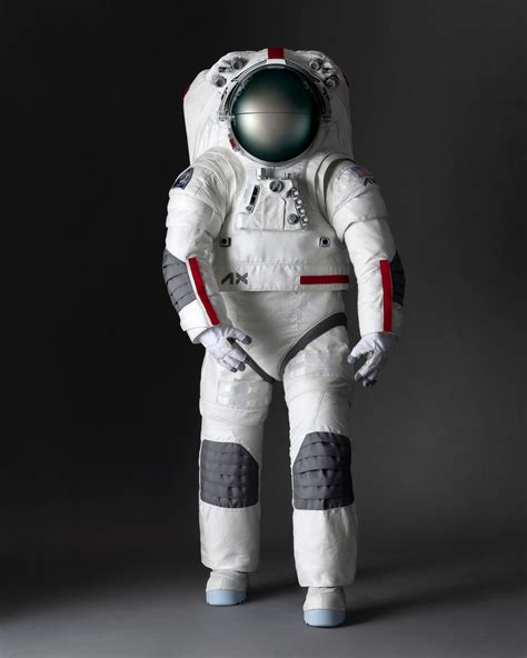 Astronauta in tuta spaziale che ascolta un segnale proveniente da un'altra galassia