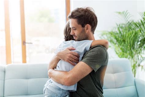 Genitore che abbraccia e rassicura il proprio figlio