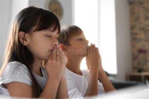Bambini che pregano
