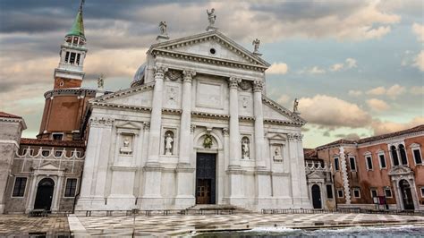 Dettaglio architettonico della facciata della chiesa di San Giorgio