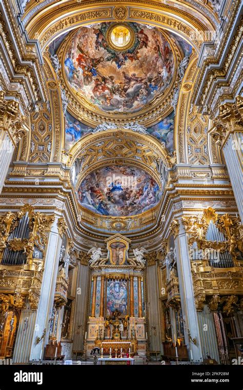 Interno della chiesa con focus sull'altare barocco