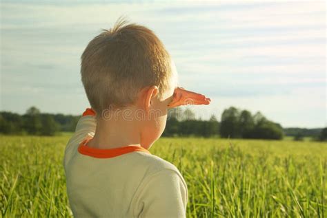 Bambino felice che guarda l'orizzonte con fiducia