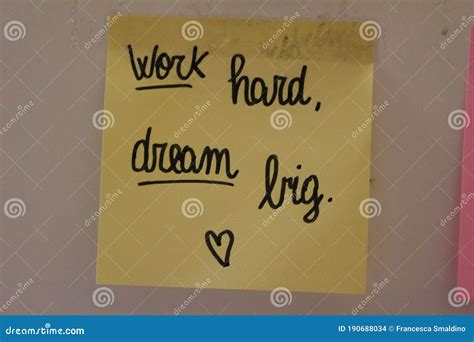 Note adesive colorate con scritte motivazionali