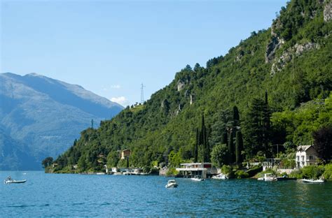 Panorama panoramico di Colico incastonato tra il Lago di Como e le Alpi