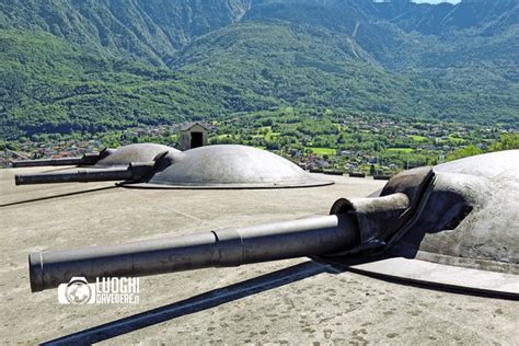 Veduta ravvicinata dei cannoni del Forte Montecchio Nord